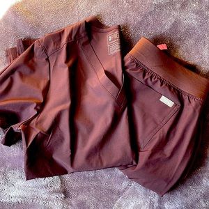 Medium Figs Dark Fig scrub set